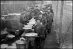 Ισπανοί πρόσφυγες σε στρατόπεδο συγκέντρωσης στην πόλη Μπράμ της Γαλλίας.όι φωτογραφίες του Capa είναι απο τυα ελαχιστα ντοκουμέντα που σώζονται απο αυ΄τη την αγνωστη πλευρα του ισπανικού εμφυλίου. -Robert Capa