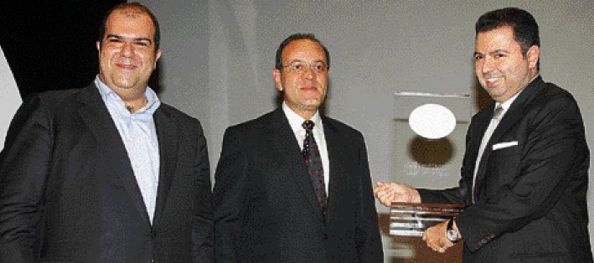 Ο επιχειρηματίας της χρονιάς κ. Λαυρ. Λαυρεντιάδης (δεξιά) εικονίζεται με τον πρόεδρο του ΣΕΒ κ. Δ. Δασκαλόπουλο (στο κέντρο) και τον πρόεδρο της κριτικής επιτροπής κ. Στ. Χατζηιωάννου
