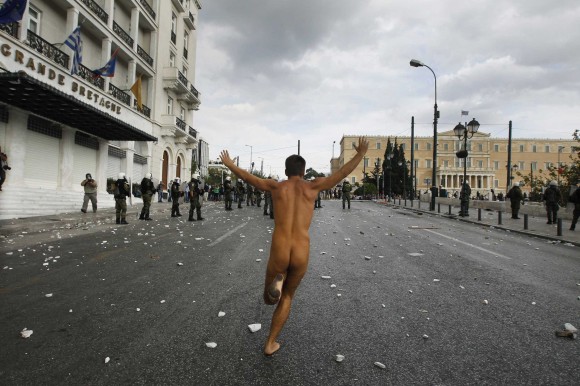 Γυμνος στην διαδηλωση κατα της Μερκελ
