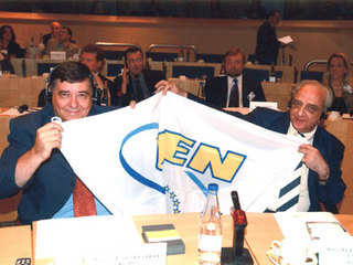 Ο Γιώργος με τον Σπύρο, χαρούμενα πατριωτάκια, με τη σημαία της UEN