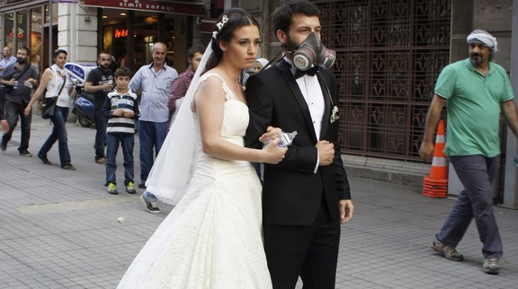 Απτην εξεγερση στον γάμο, μια Taksim δρόμος