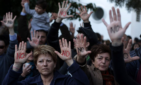 Κύπριοι διαμαρτύρονται έξω από τη βουλή στη Λευκωσία. Φωτογραφία:  Patrick Bazpatrick/AFP/Getty Images